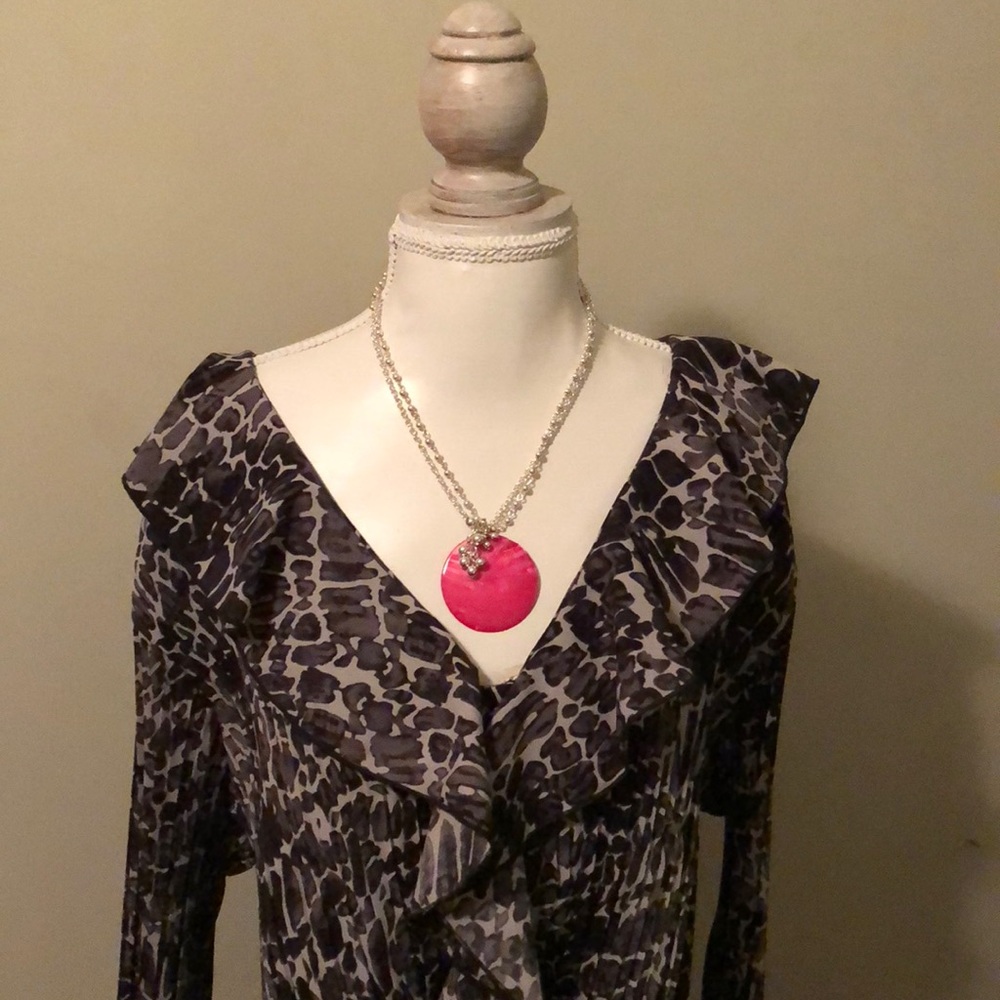 5/$30 East 5th woman ruffles v-neck blouse